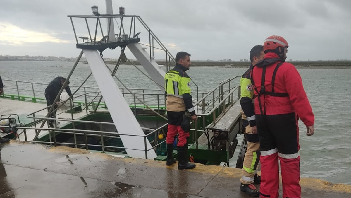 Los bomberos intervienen tras la inundación de la bodega de un barco en Isla Cristina