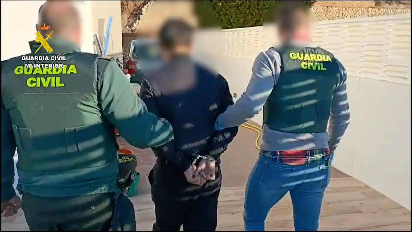 Imagen secundaria 2 - Un enganche ilegal a la luz lleva a descubrir una plantación de marihuana en Benissa
