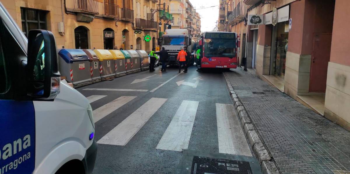 Accidente en Tarragona: autobús de la EMT colisiona con camión cisterna en la calle Apodaca