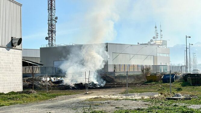Humo procedente del incendio dentro de Mercagranada