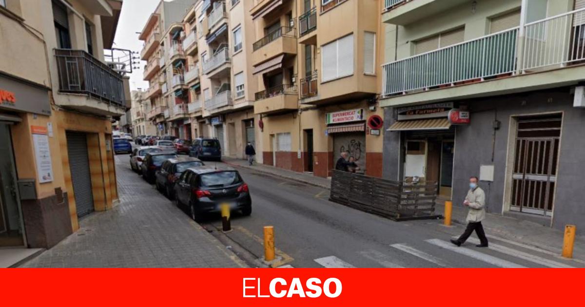 Aparatoso accidente de tráfico en Sabadell: Coche invade terraza de un bar y deja un herido grave