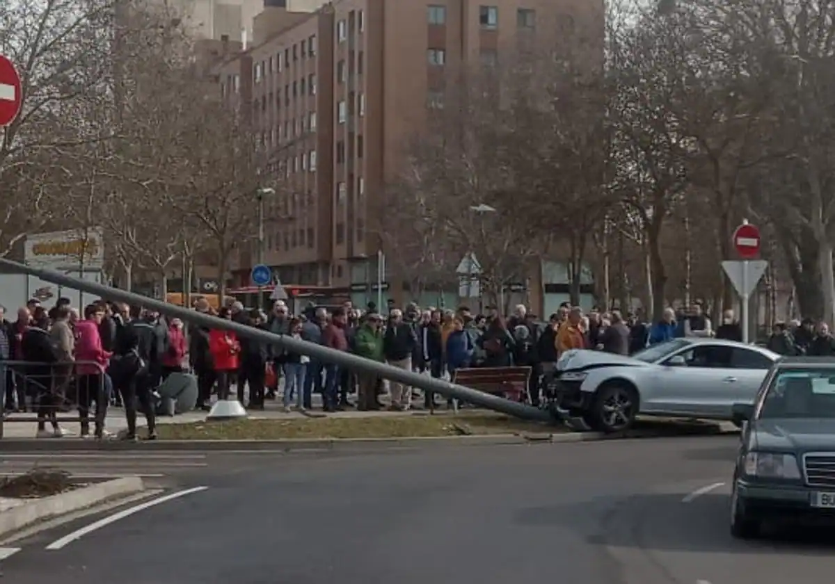 Aparatoso accidente sin heridos junto al centro comercial Camino de la Plata
