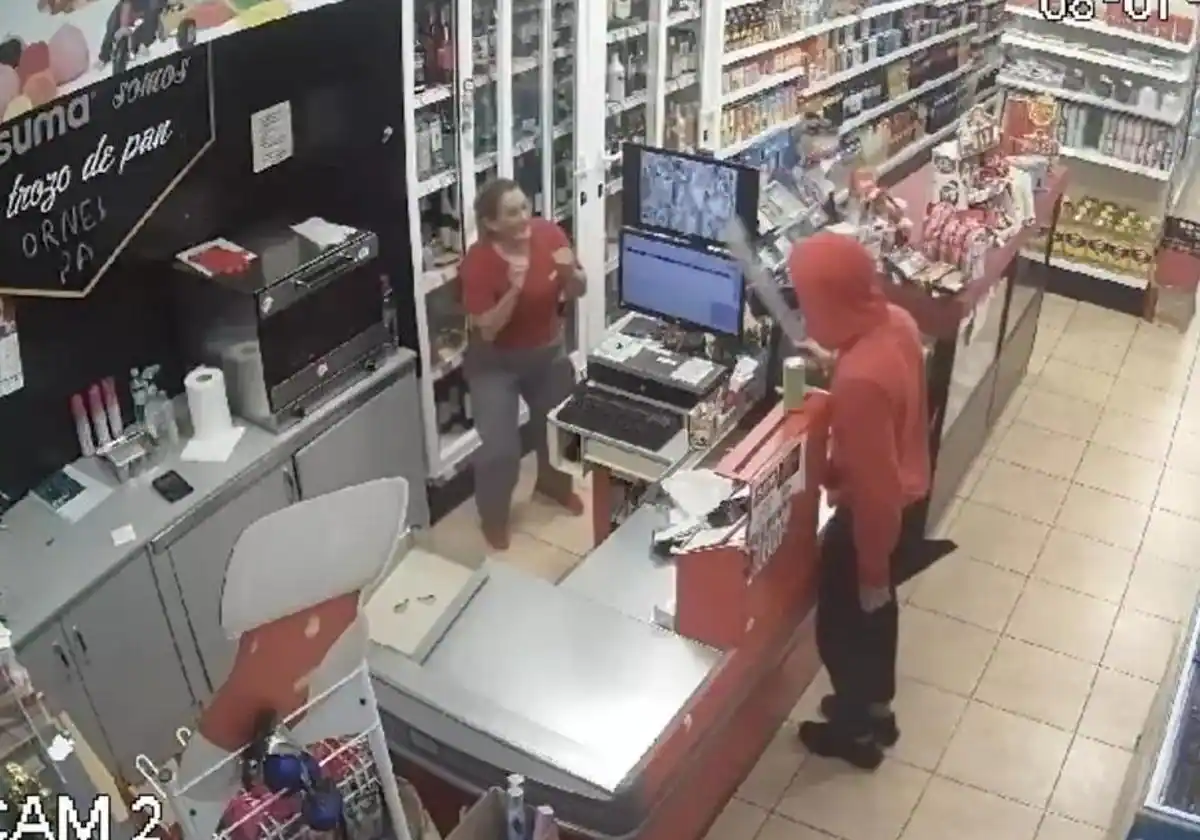 Atracan un supermercado en Vecindario con un machete en la mano
