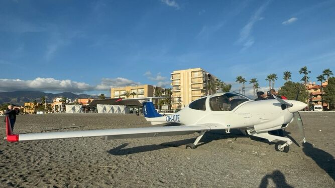La avioneta, frente a Los Faroles de Salobreña