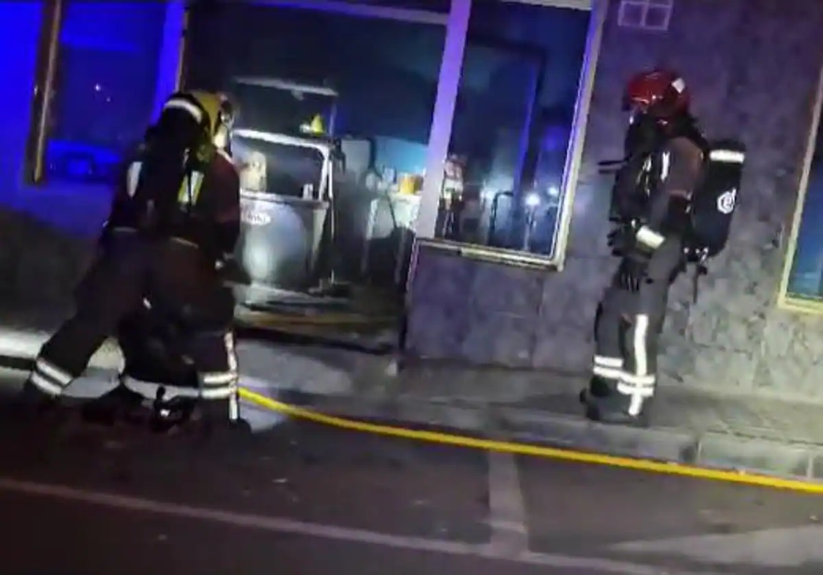 Bomberos de Gran Canaria sofocan incendio en un bar de El Doctoral