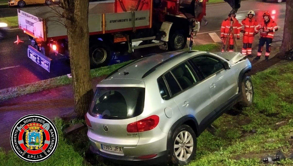 Los Bomberos liberan un vehículo accidentado en la Avenida de la Constitución