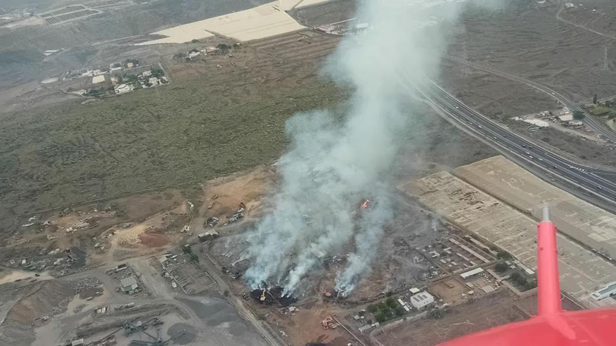 Bomberos de Tenerife descarta presencia de sustancias tóxicas en el incendio de la planta de compostaje de Arona