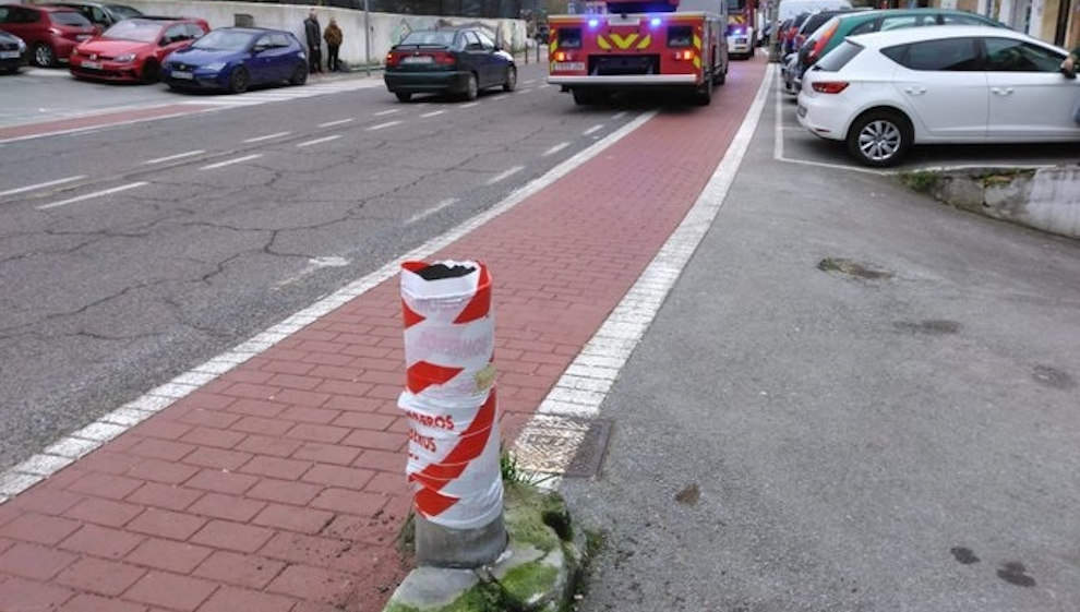 Bomberos del 112 de Laredo retiran una farola con riesgo de caída en Beranga