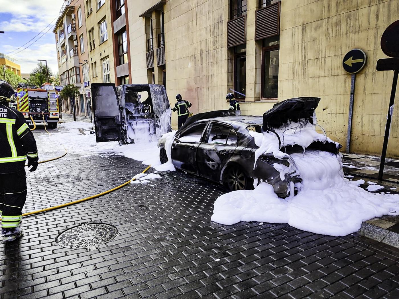 Bomberos del Poniente sofocan incendio de dos vehículos junto al Ayuntamiento de El Ejido sin daños personales