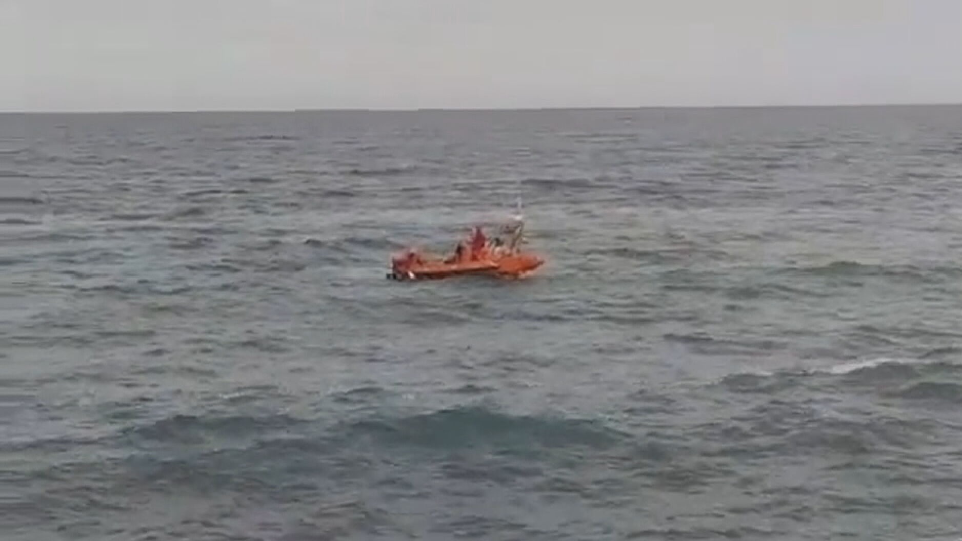 Rescatan a 8 ocupantes de una patera cerca de Portmán