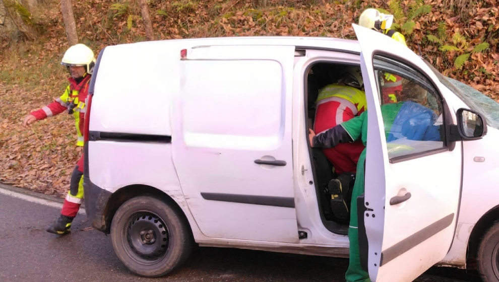 Un herido leve tras chocar un camión y una furgoneta en Valdáliga