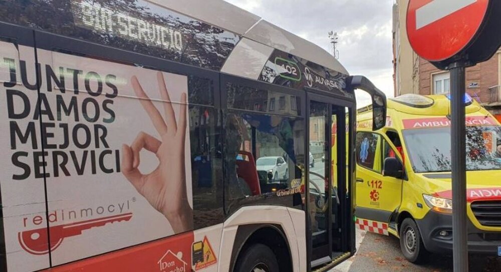 Colisión entre autobús municipal y turismo en Valladolid sin heridos