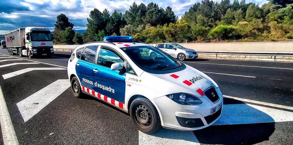 Conductor captado por helicóptero de Trànsit en la AP-7 escribiendo, filmando y enviando notas de voz al volante