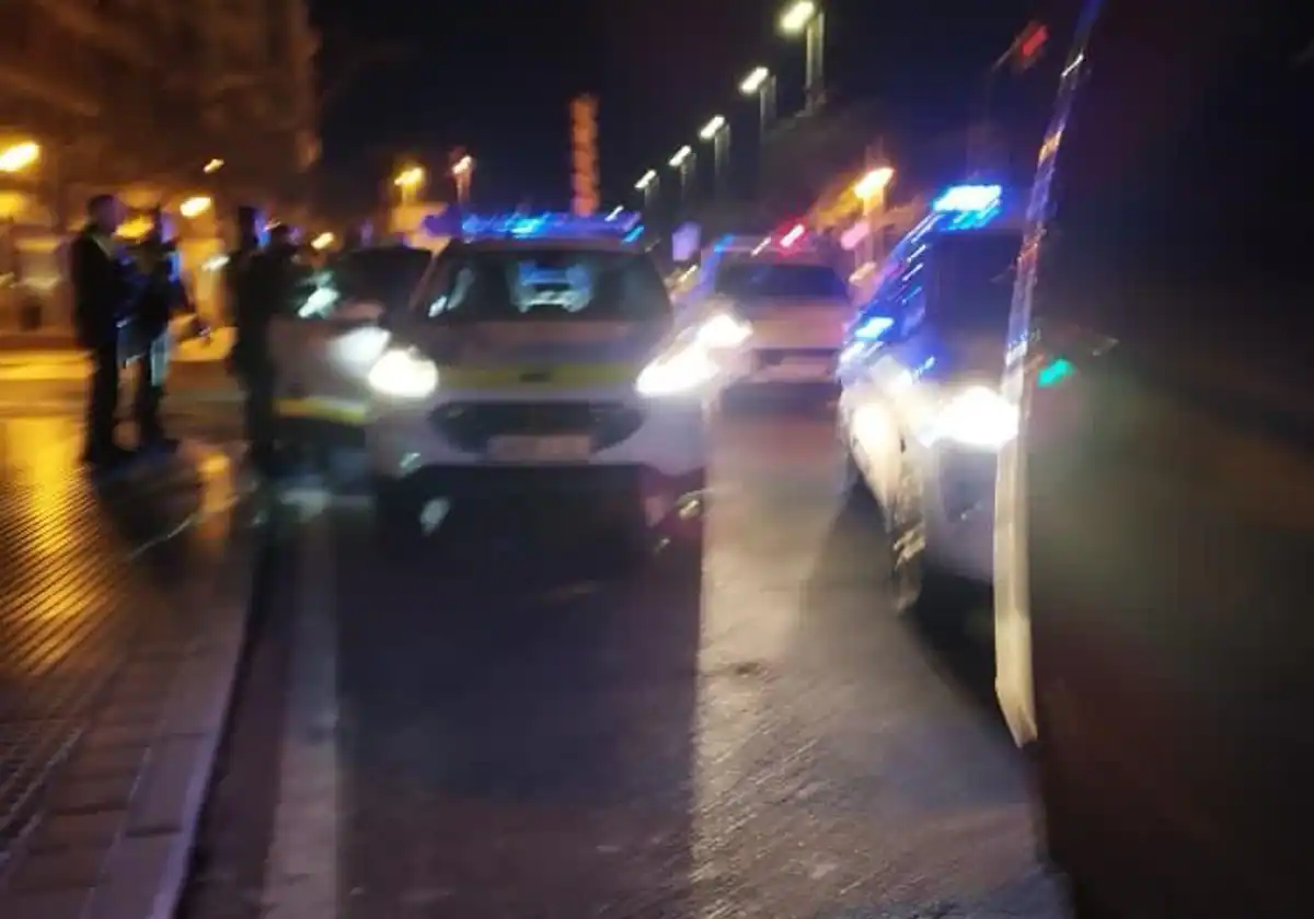 Un conductor de VTC salva a una chica a la que dos hombres intentaban violar en un portal en Málaga