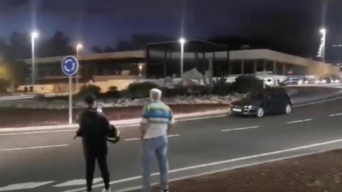 El vehículo, circulando en sentido contrario en la rotonda.