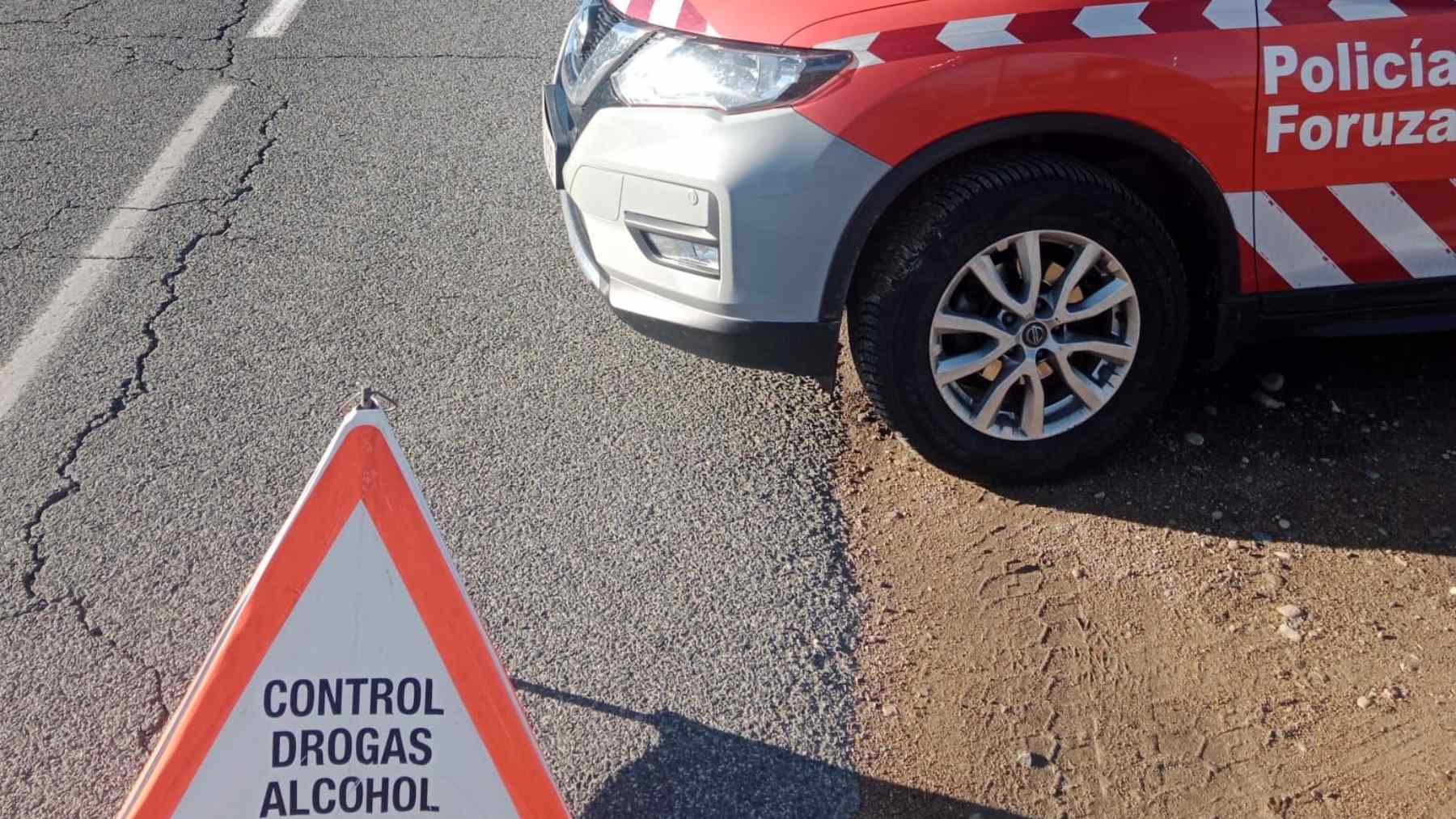 Interceptado en Navarra un conductor borracho, en doble fila y dormido encima del volante