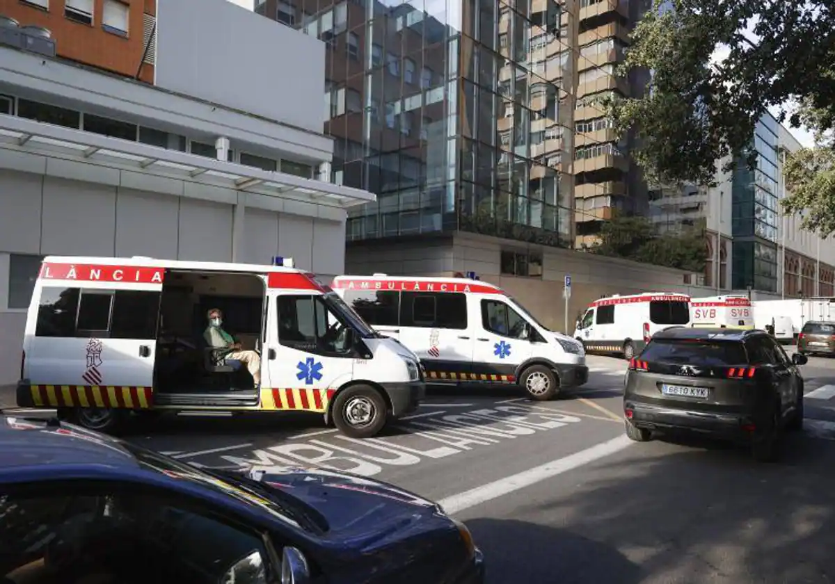 Herido un hombre en un brutal choque con su coche en la avenida Tarongers de Valencia