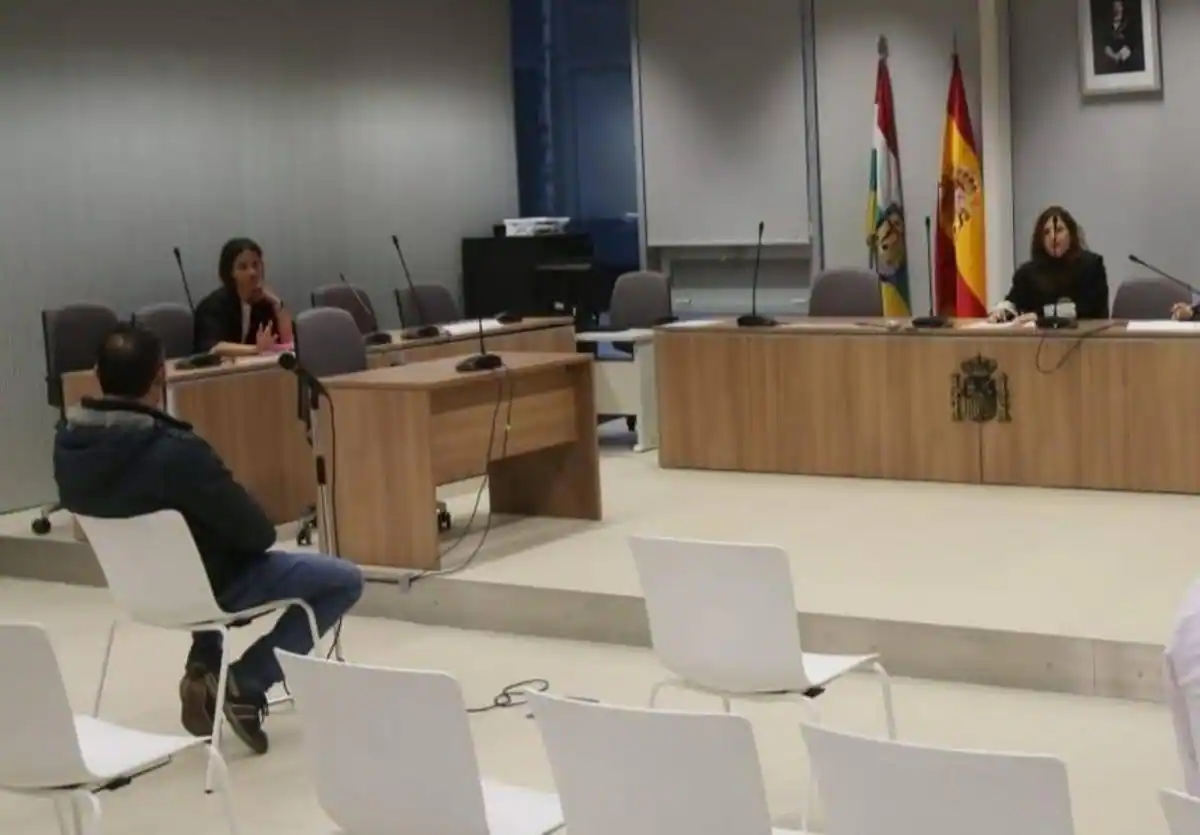 El conserje que entró ilegalmente cuatro veces en una casa acepta pagar 1.280 euros