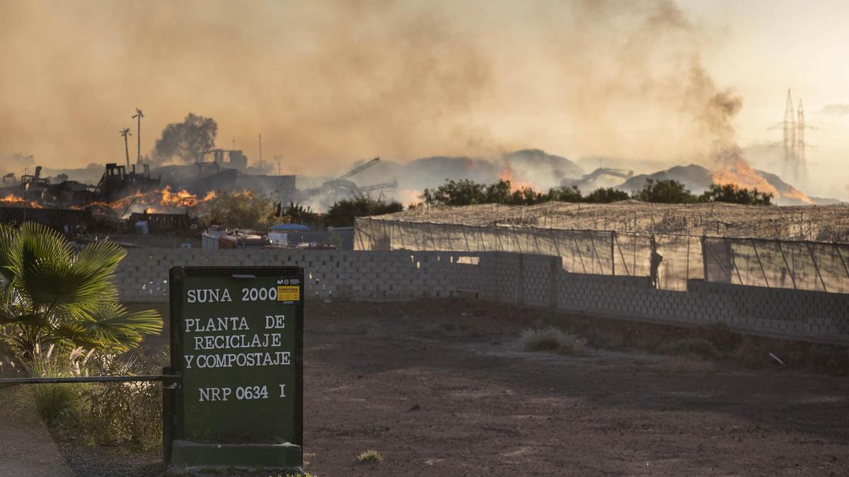 Incendio en la planta de compostaje de Arona, en Tenerife, este viernes.