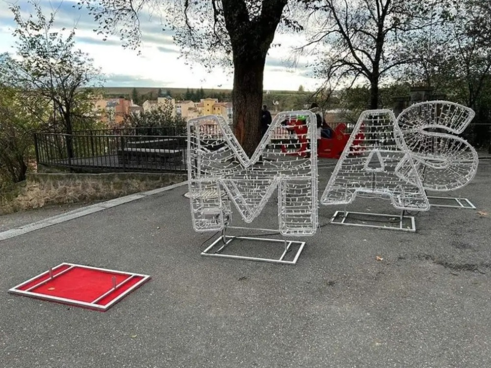 Cuatro jóvenes identificados por robo de letra decorativa en el Paseo de la Navidad de Segovia