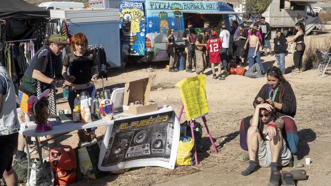 Desalojo controlado se planea para rave ilegal en Murcia mientras se encuentra un vehículo robado en el recinto