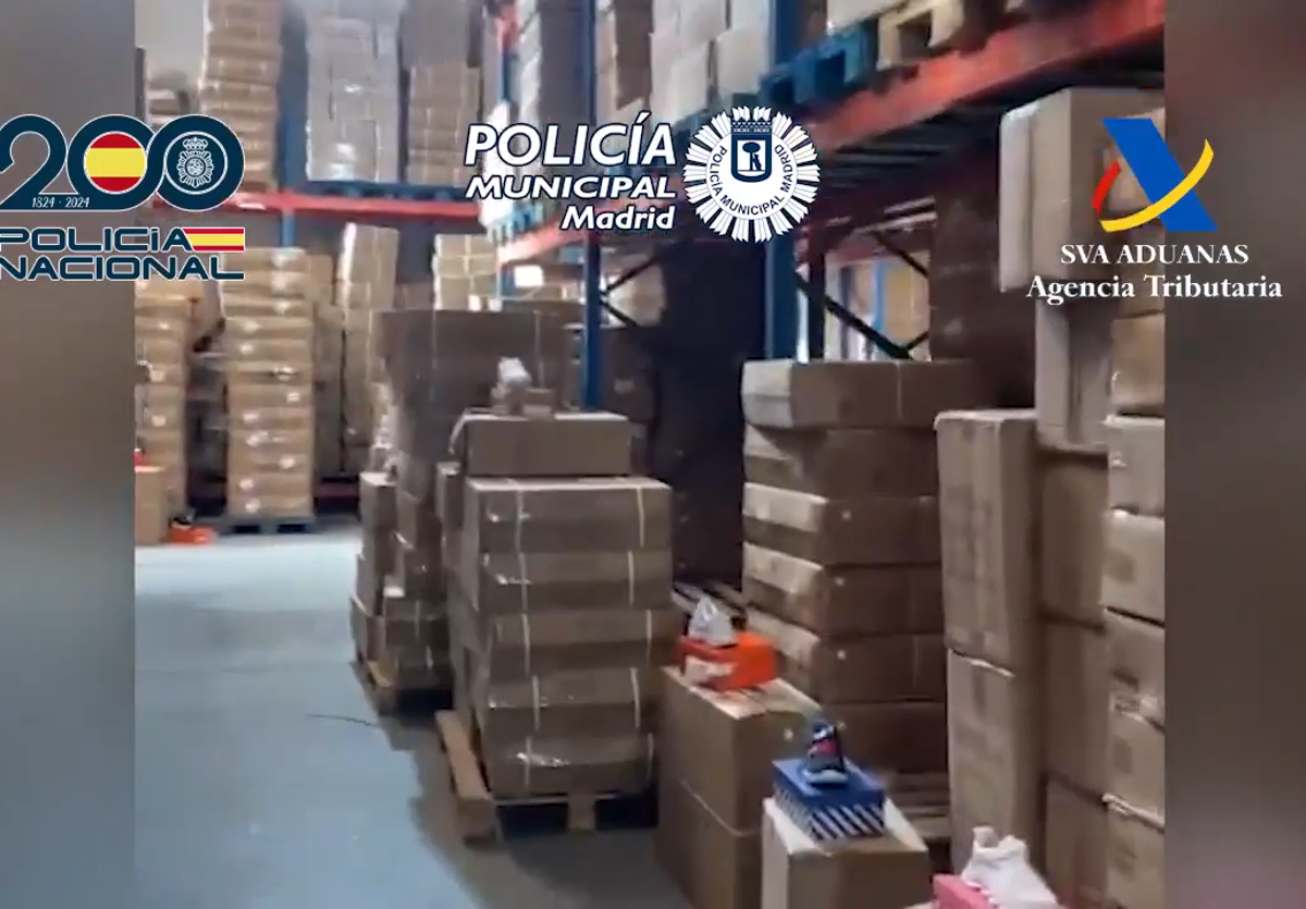 Requisados 26.000 pares de zapatillas de deporte falsificadas en un furgón, un local y un almacén asiático de Elche | Ropa falsificada Alicante