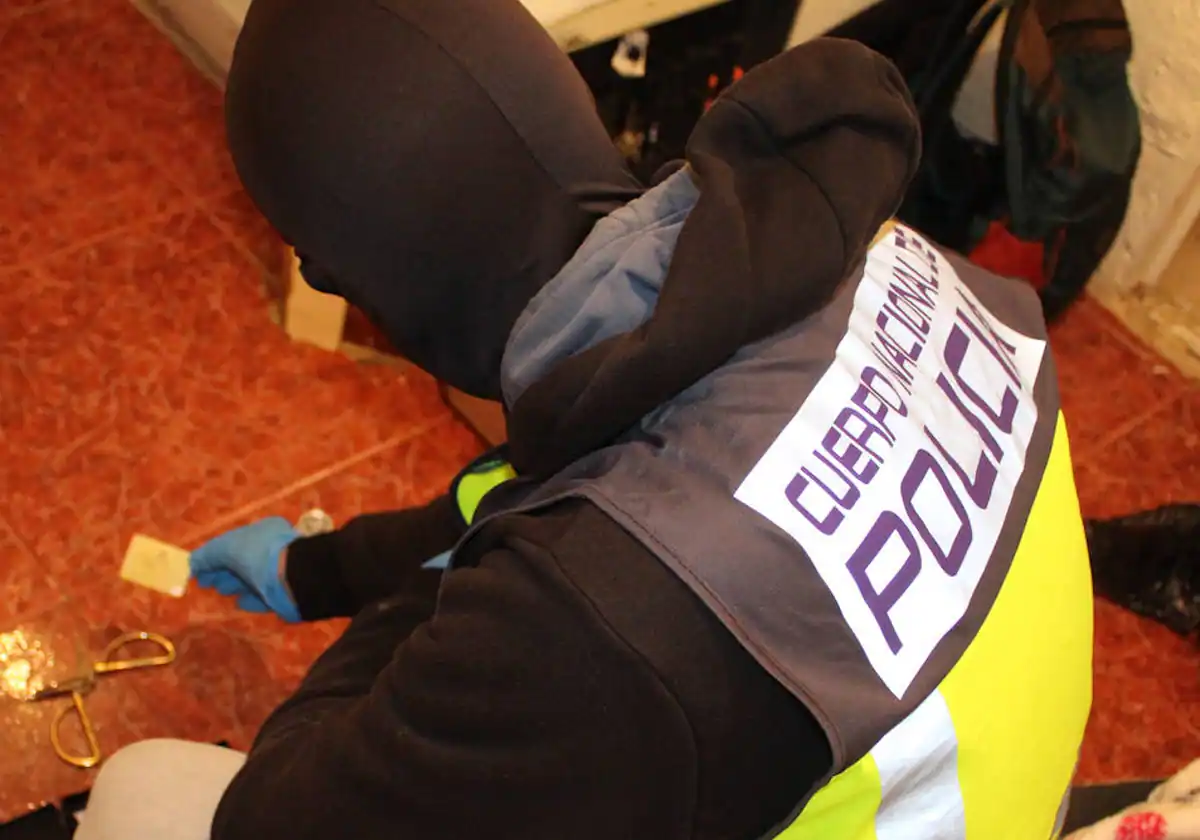Descubren a pareja que utilizaba la casa del vecino como escondite para almacenar droga en Valencia.