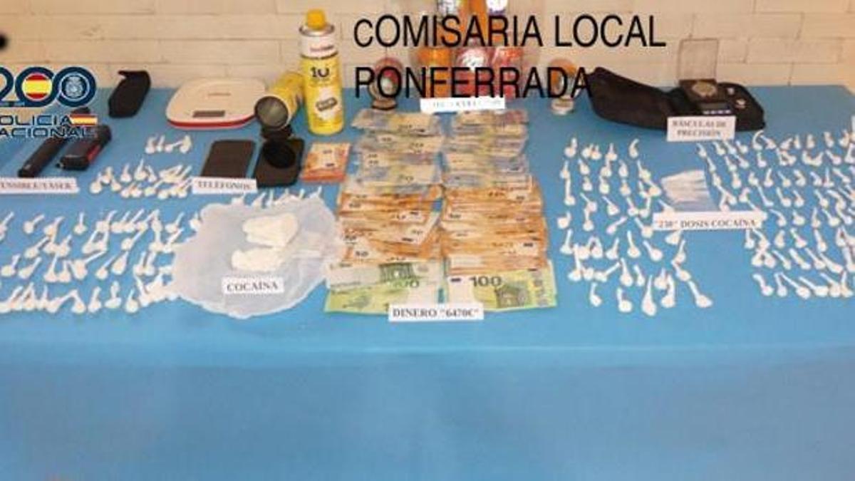 Efectivo y drogas incautadas en la operación en Ponferrada y Carracedelo.