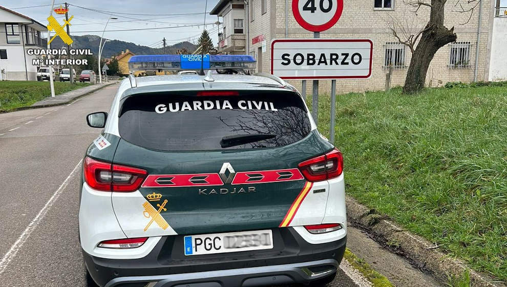 Detienen a una mujer por dañar tres vehículos en Sobarzo con un producto corrosivo
