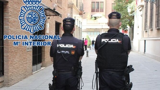 Patrulla de la Policía Nacional en el centro de Granada