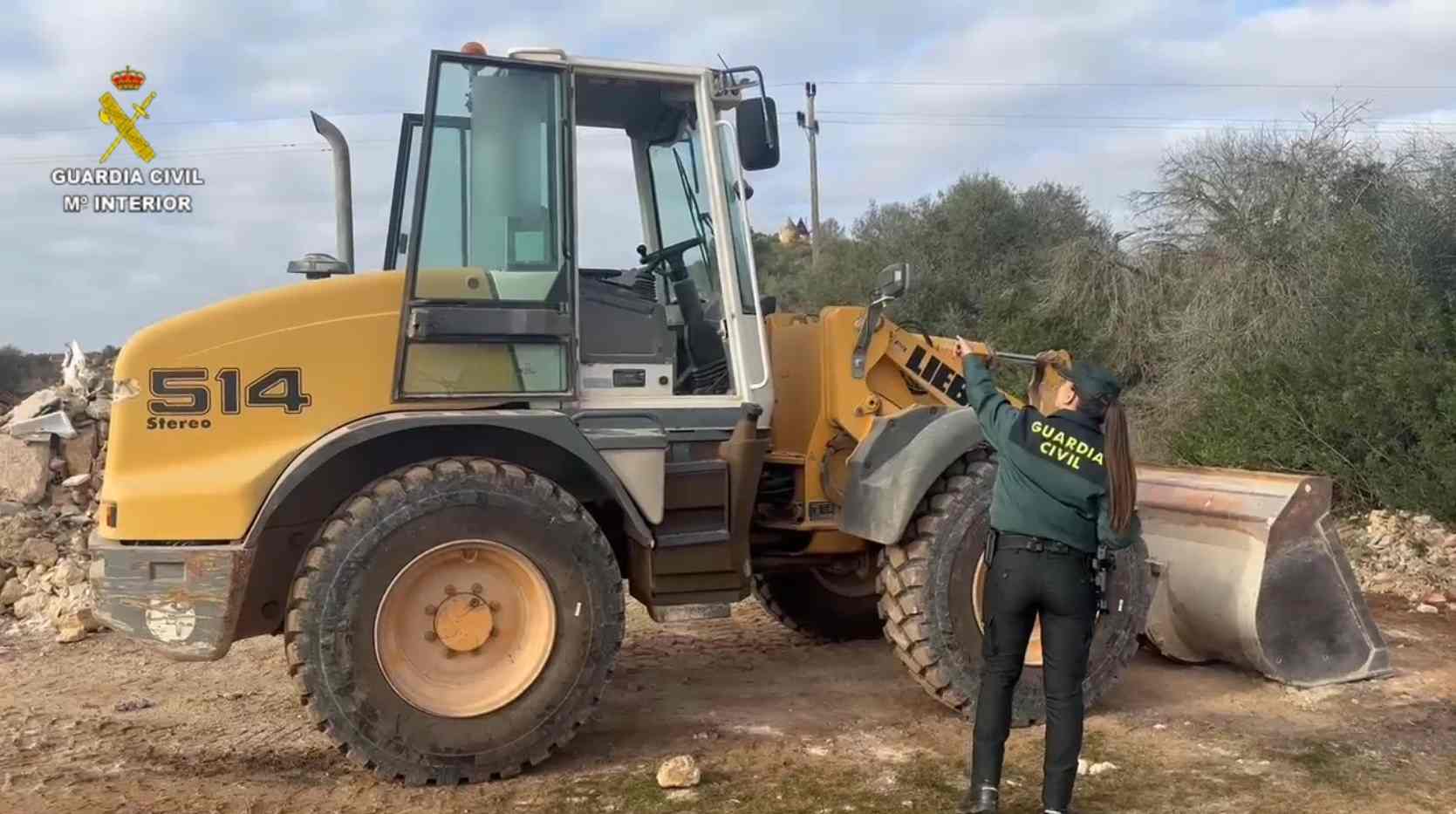 Detenido un hombre por robar una excavadora y causar daños en el mobiliario urbano de Santa Eugènia