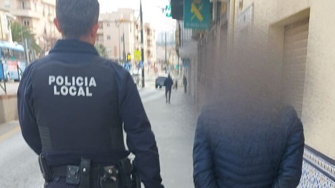 Imagen de archivo de un policía local de Maracena y un detenido