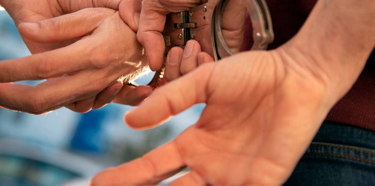 Roba un collar en una parada de autobús de Reus