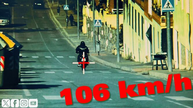 Detenido motorista en Granada por circular a 106 km/h en una vía limitada a 30 km/h