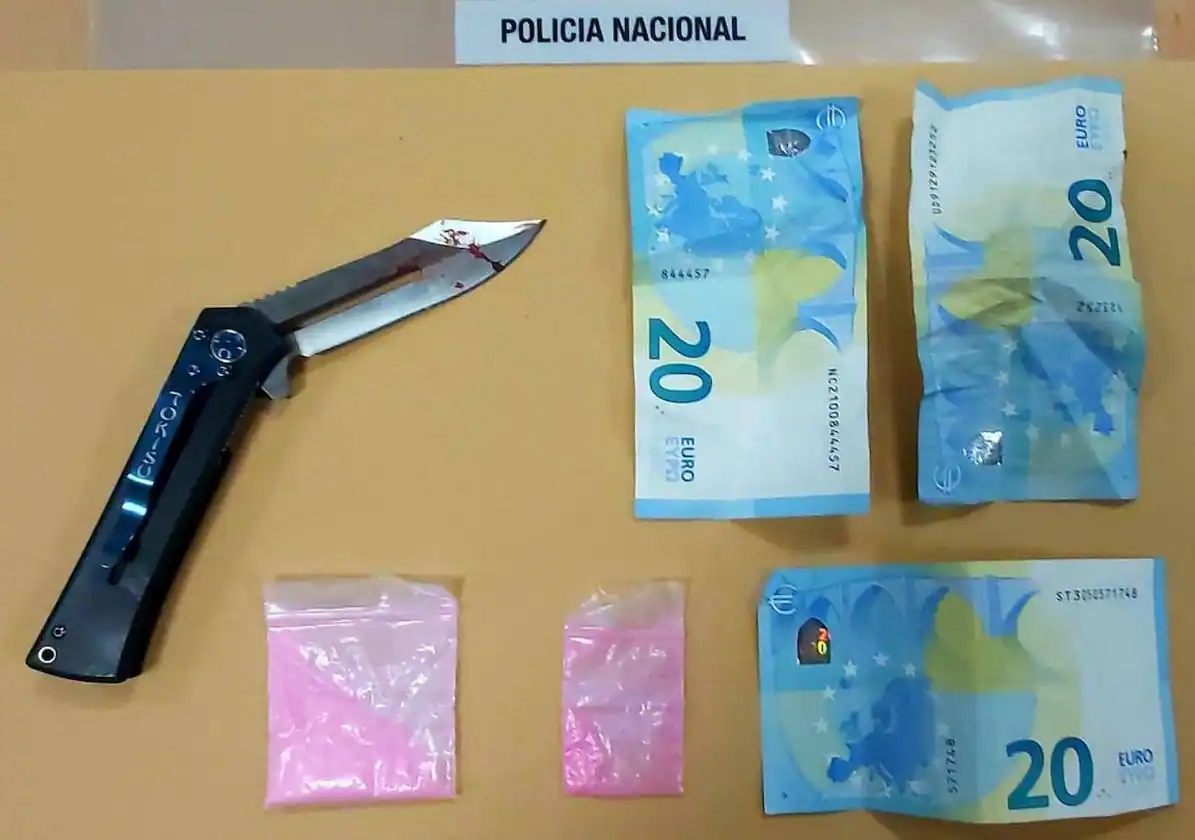 Un menor detenido tras agredir con una navaja a dos personas