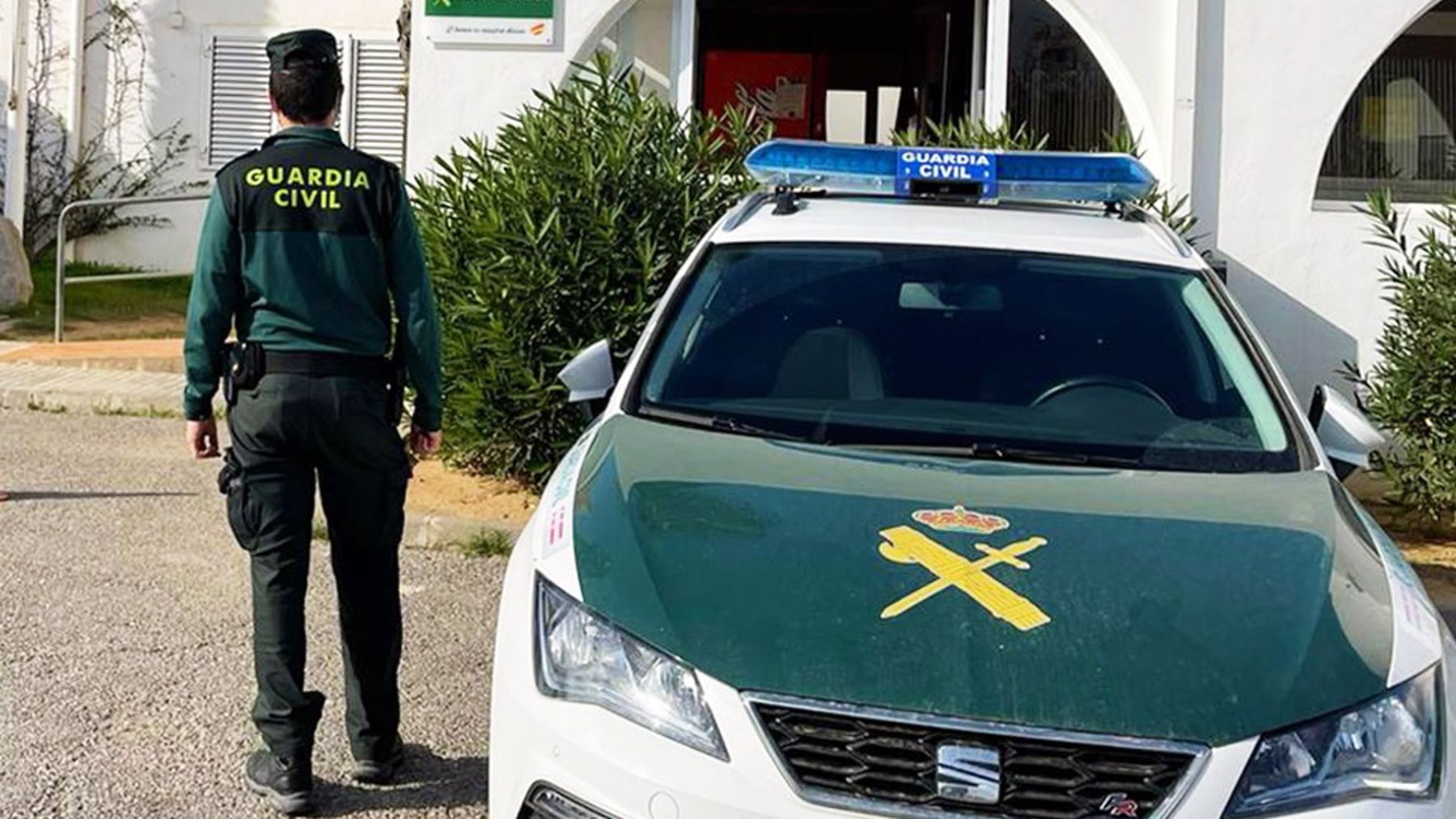 La Guardia Civil detiene en plena madrugada a dos individuos que robaban gasolina de unos vehículos en Sant Antoni