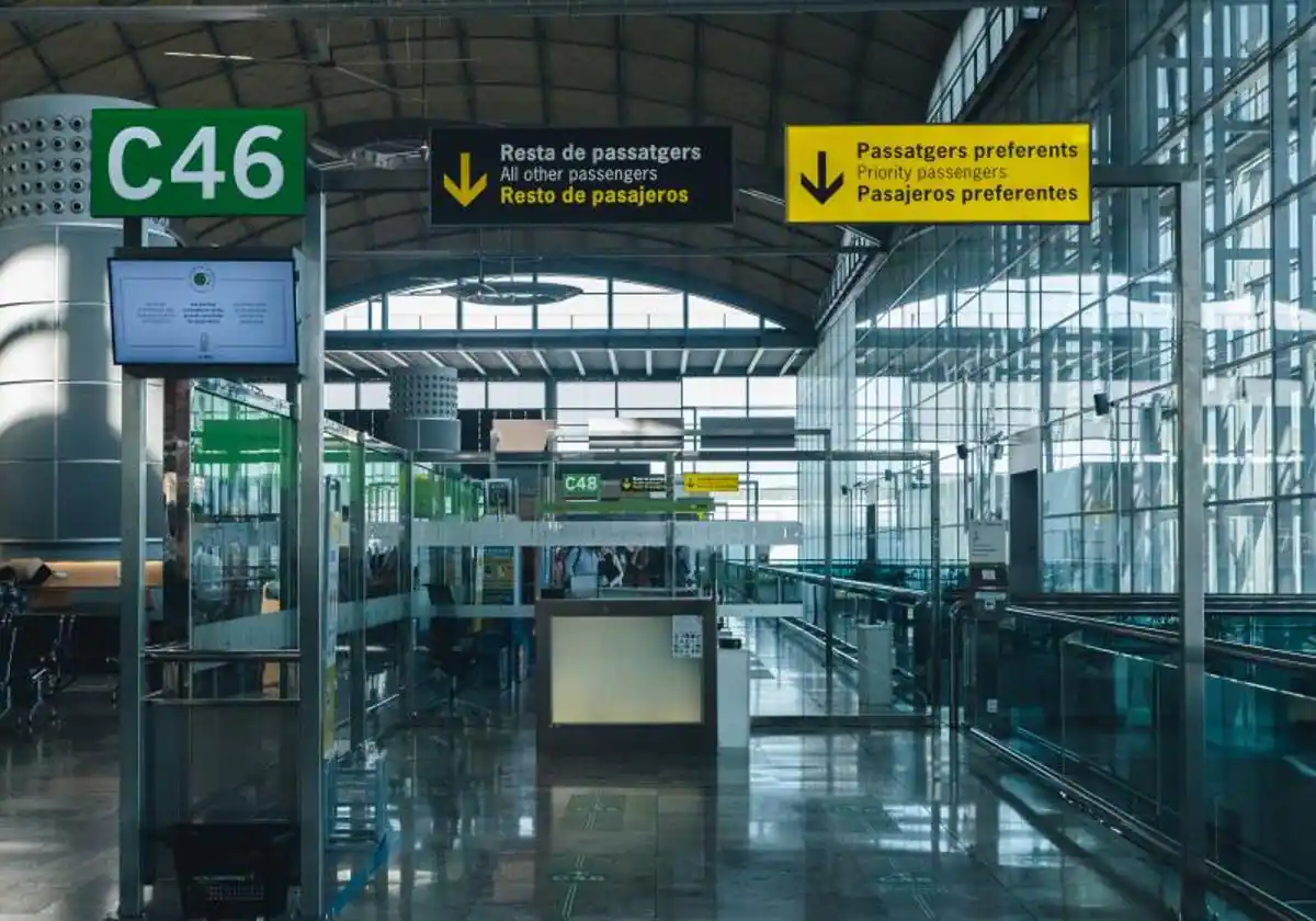 Sorprenden en el aeropuerto de Alicante a unos ladrones de viviendas cuando pretendían huir a su país
