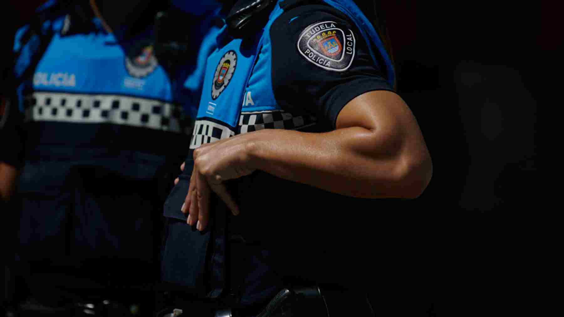 Agentes de la Policía Local de Tudela intervienen en pelea en la Plaza Mercadal y controlan patinetes eléctricos.