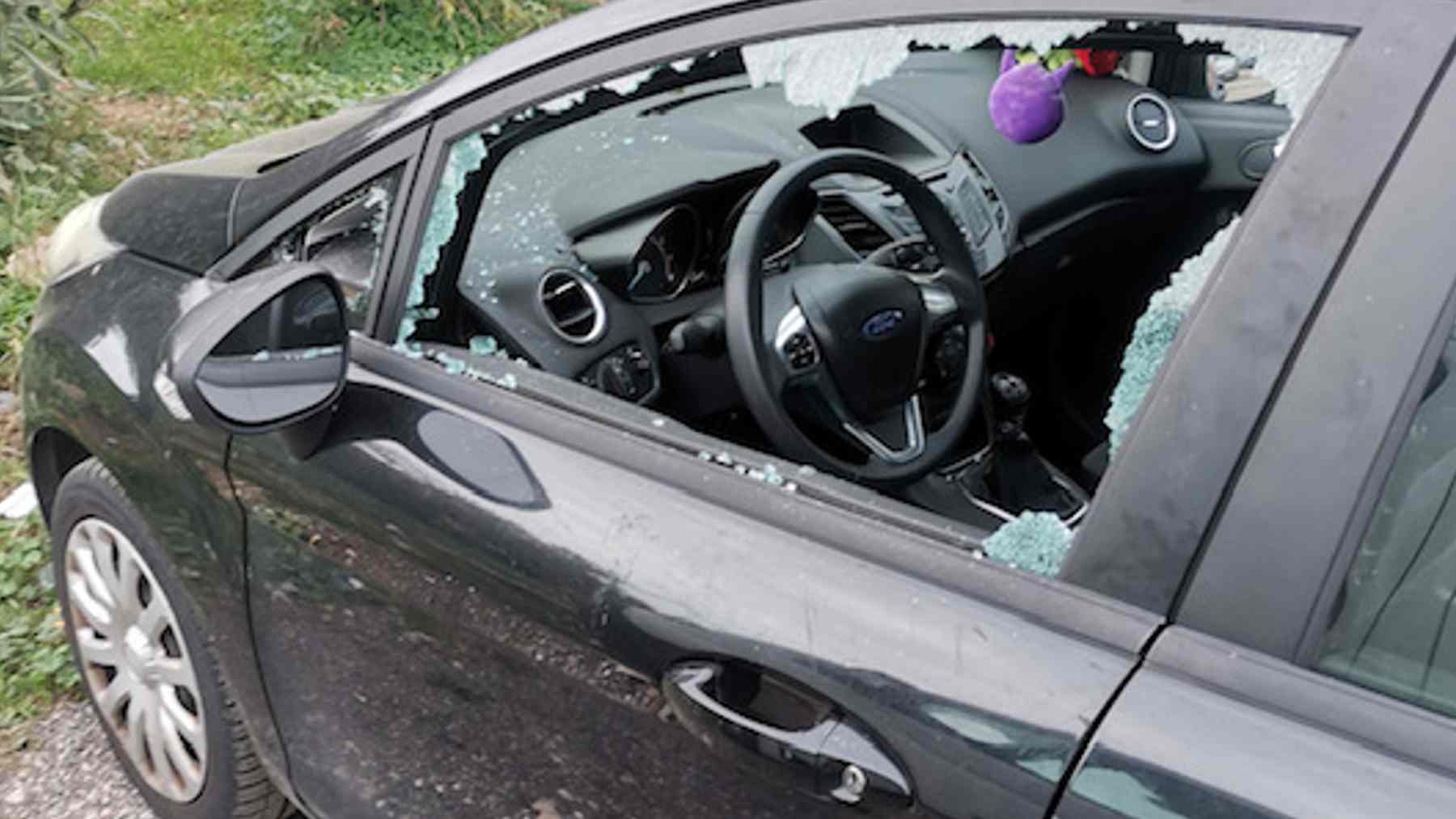 Detienen a joven argelino por robar en 14 vehículos rompiendo las ventanillas