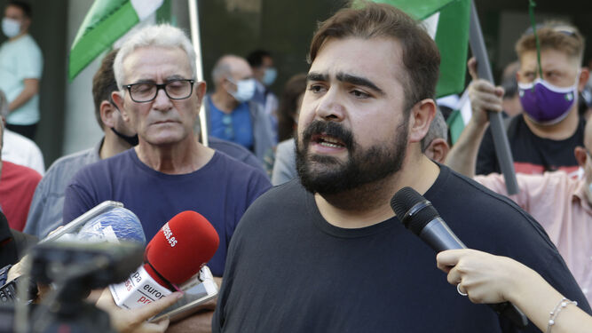 Óscar Reina atiende a los medios en una imagen reciente.