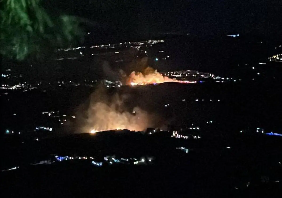 Devastador incendio nocturno arrasa con nueve hectáreas de matorral en Mijas en la noche de Nochevieja