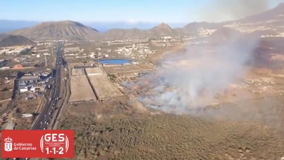 Doce dotaciones de bomberos trabajan para controlar un incendio en una planta de compostaje de Tenerife