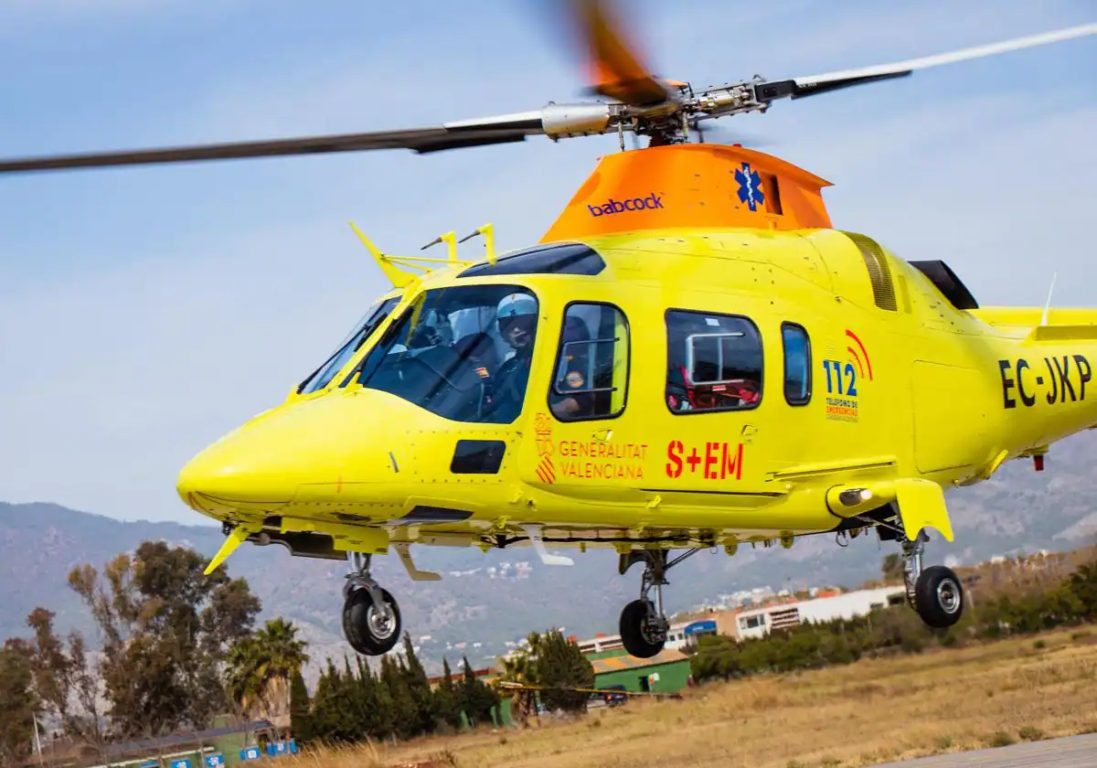 Un motorista y un anciano protagonizan un doble rescate en helicóptero en la Marina Alta