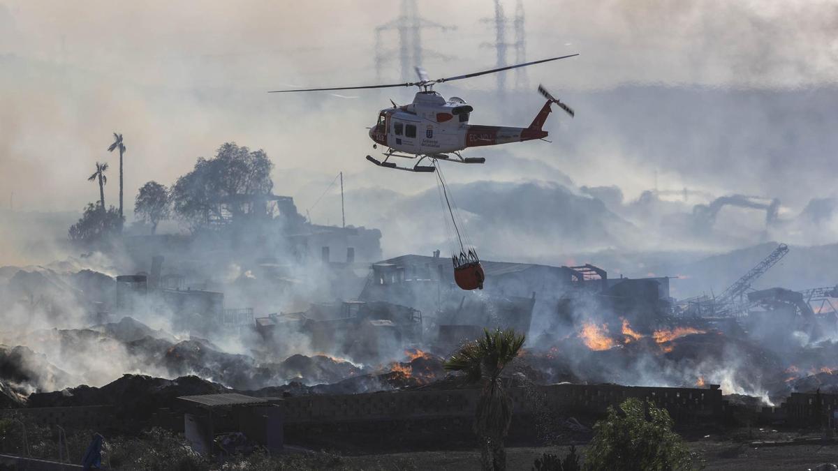 Los bomberos trabajan en un incendio de una planta de compostaje del sur de Tenerife que puede durar varios días.
