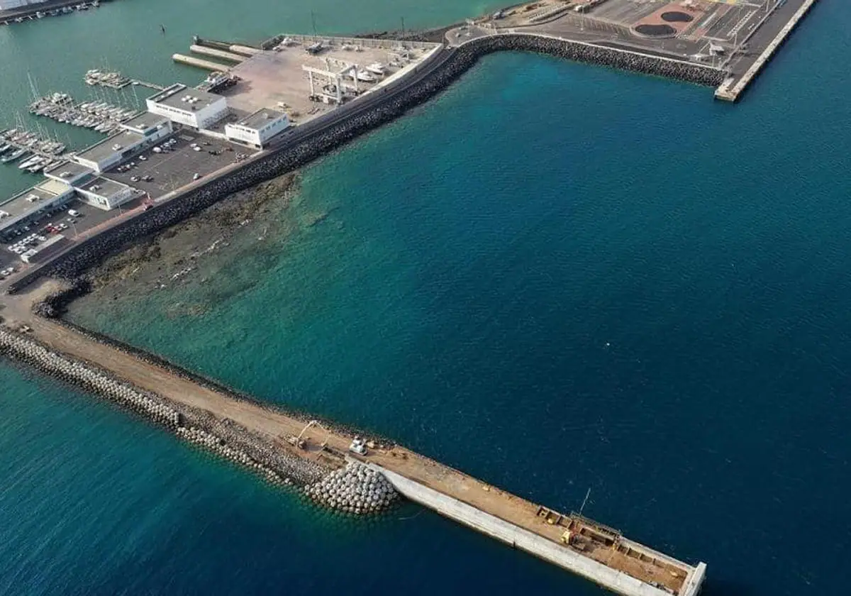 Encuentran cadáver de hombre asiático flotando cerca del muelle de Naos en Arrecife