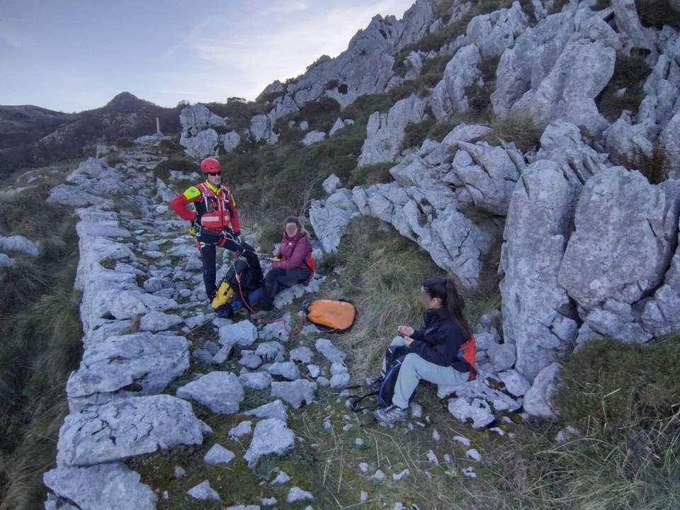 El helicóptero rescata a una senderista tras dañarse el tobillo en una ruta en Ruesga