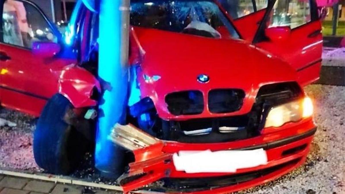 Espectacular accidente en León: BMW con ocupantes excede capacidad y se estrella contra una farola