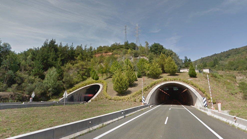 Un camión vuelca al chocar contra la maquinaria de obra en el túnel de Gedo
