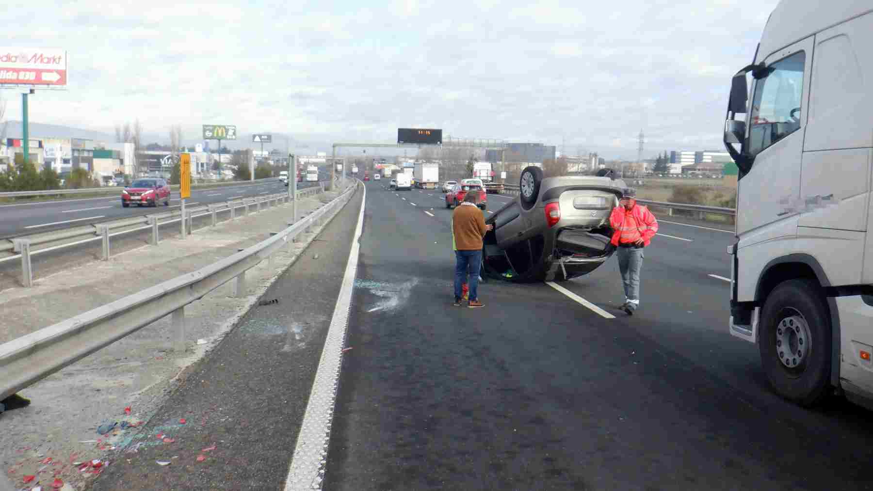 Espeluznante accidente en los accesos a Pamplona tras un choque entre un coche y un camión