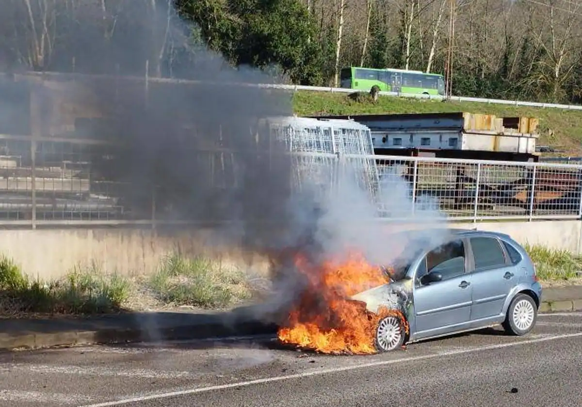 Los bomberos sofocan el incendio de un coche estacionado en el PEPA